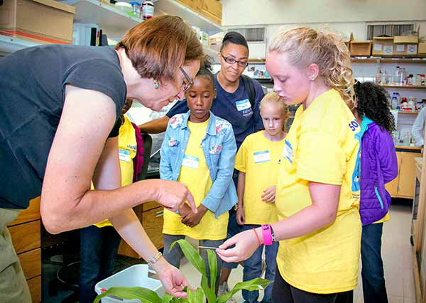 Laurie Smith talking to students in her lab