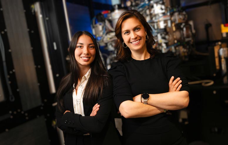 Madeleine Duquette and Elizabeth Villa in laboratory