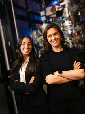 Madeleine Duquette and Elizabeth Villa in laboratory