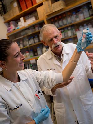 Marta Pratelli and Nick Spitzer inspect a sample in the lab.