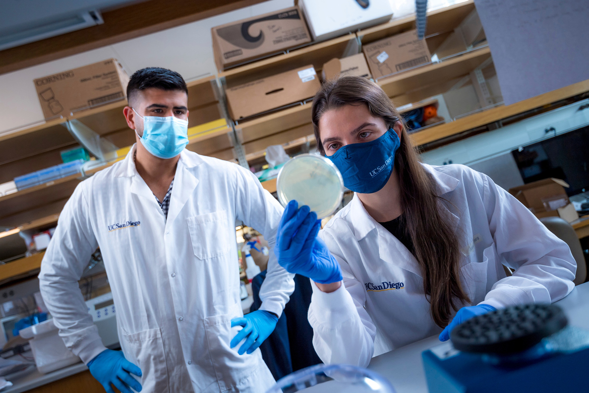 Rivera-Chávez in the lab alongside Cinthia Garcia, Rivera- Chávez lab manager.